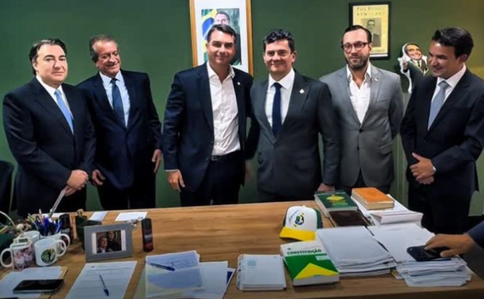 Flávio Bolsonaro anunciando moro no PL