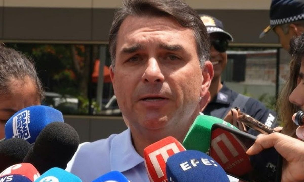 Flávio Bolsonaro durante entrevista coletiva sobre Bolsonaro estar em hospital