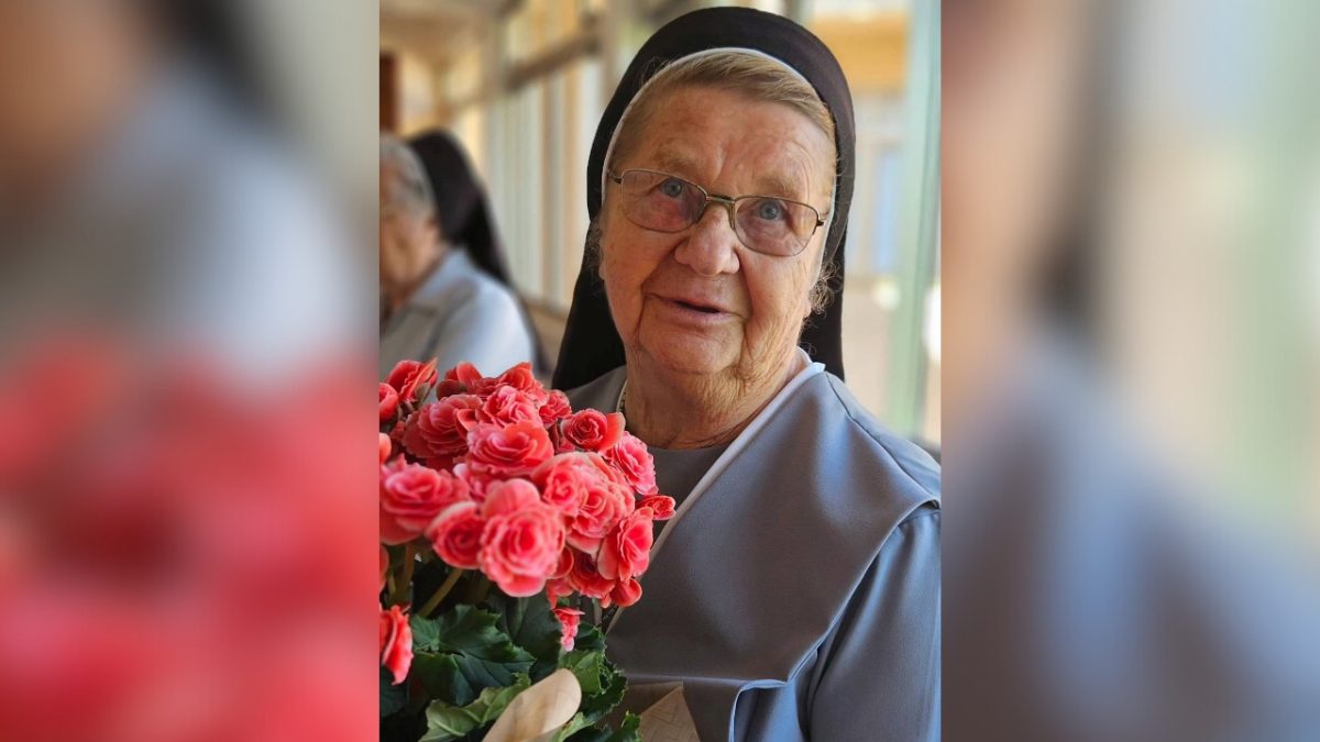 Foto mostra a freira Nadia Gavanski, de 82 anos, posando para foto enquanto segura buquê de flores