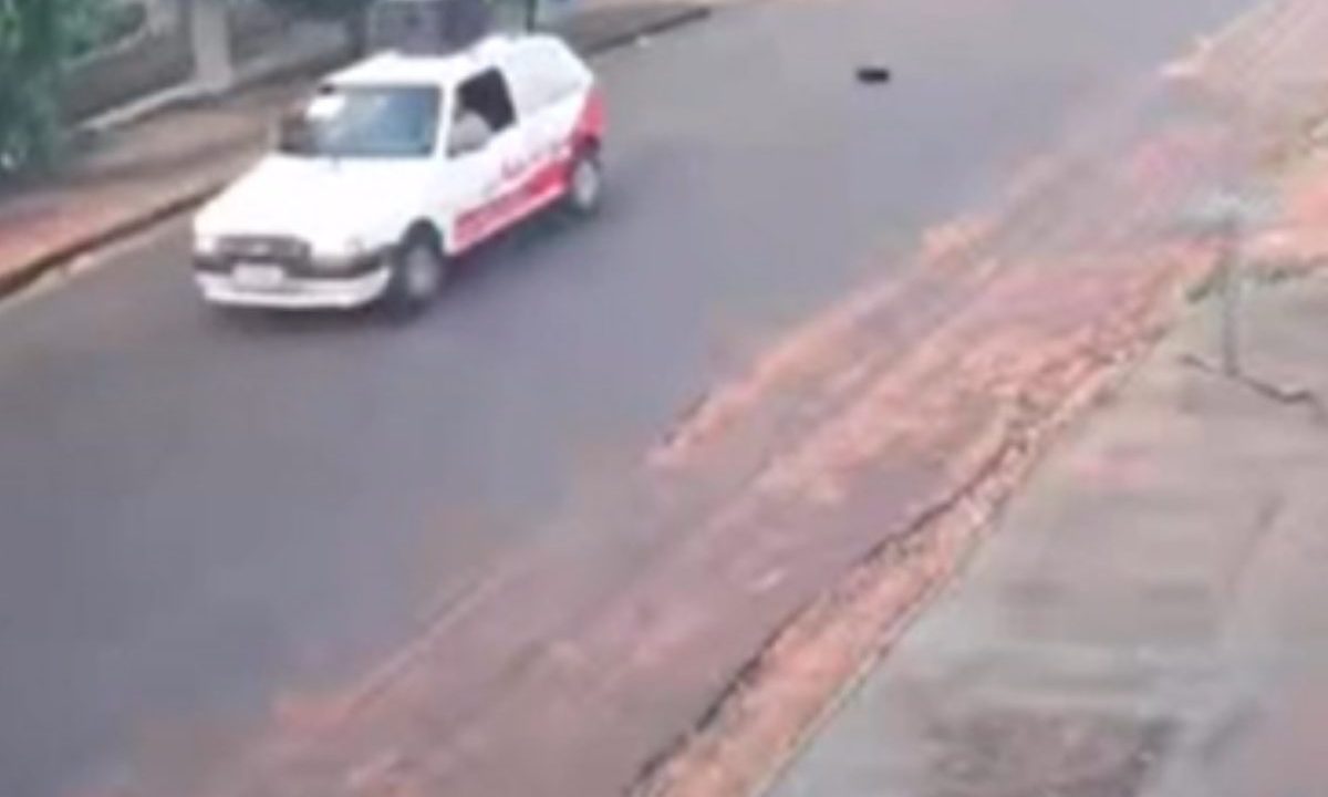 Carro de mercado após atropelar cachorro em Loanda