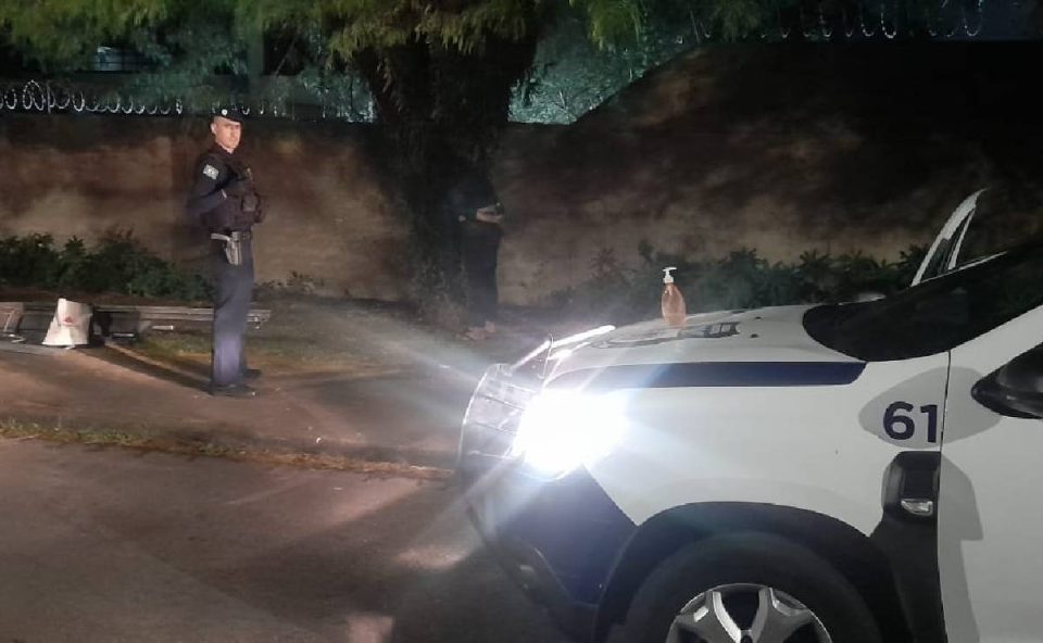 Foto mostra Guarda Municipal e suspeito preso após furto de alumínio em estação-tubo