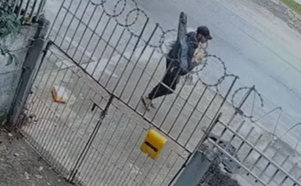 Suspeito aparece carregando objetos furtados em frente a casa no bairro Hauer, em Curitiba.