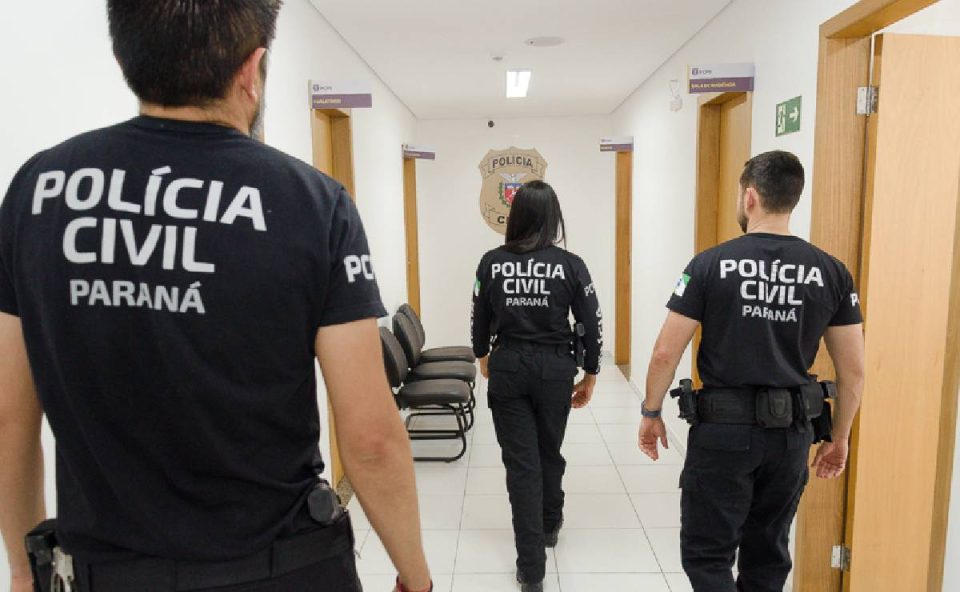 Foto mostra três policiais andando