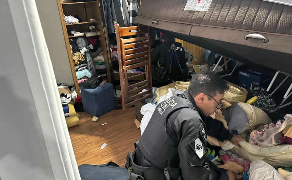 Policial civil durante operação que prendeu seis integrantes de um grupo criminoso ligado a roubos de cargas em rodovias na Região Metropolitana de Curitiba.