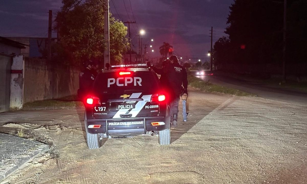 Viatura da Polícia Civil do Paraná durante operação que prendeu seis integrantes de um grupo criminoso ligado a roubos de cargas em rodovias na Região Metropolitana de Curitiba.