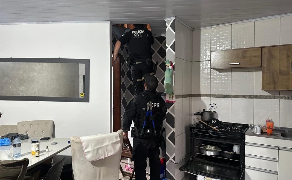 Policiais civis durante operação que prendeu seis integrantes de um grupo criminoso ligado a roubos de cargas em rodovias na Região Metropolitana de Curitiba.
