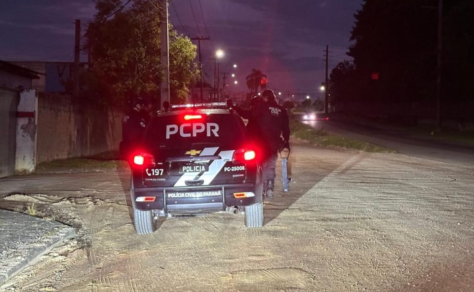 Viatura da Polícia Civil do Paraná durante operação que prendeu seis integrantes de um grupo criminoso ligado a roubos de cargas em rodovias na Região Metropolitana de Curitiba.