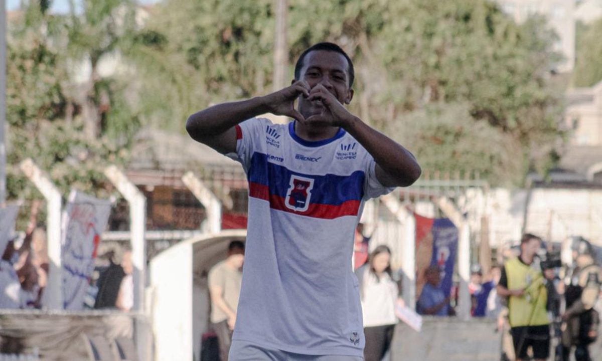 Foto do atleta Gustavo Portela, do Paraná Clube, comemorando gol