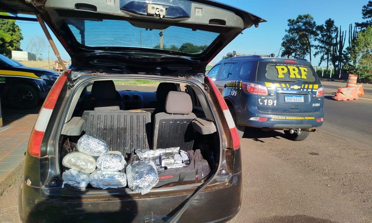 Carro recheado de maconha é apreendido pela PRF. Motorista empreendeu fuga pela rodovia e fugiu por área de mata em ubiratã
