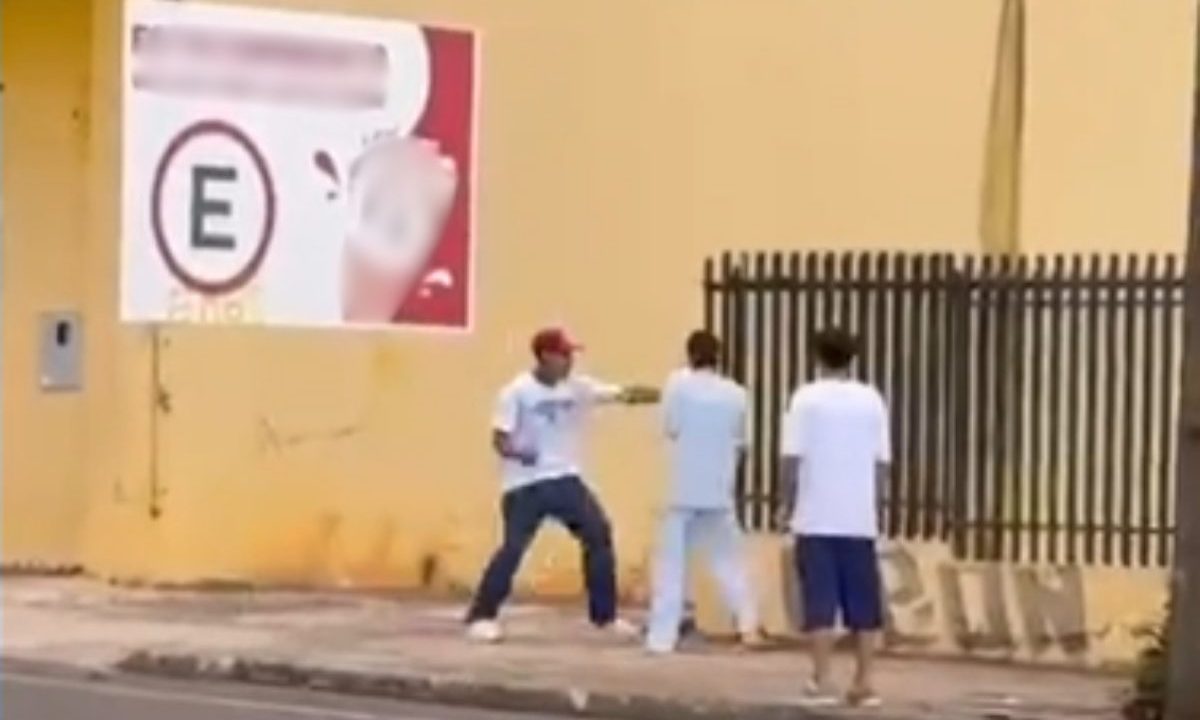 Imagem mostra homem sendo agredido no Centro de Cascavel.
