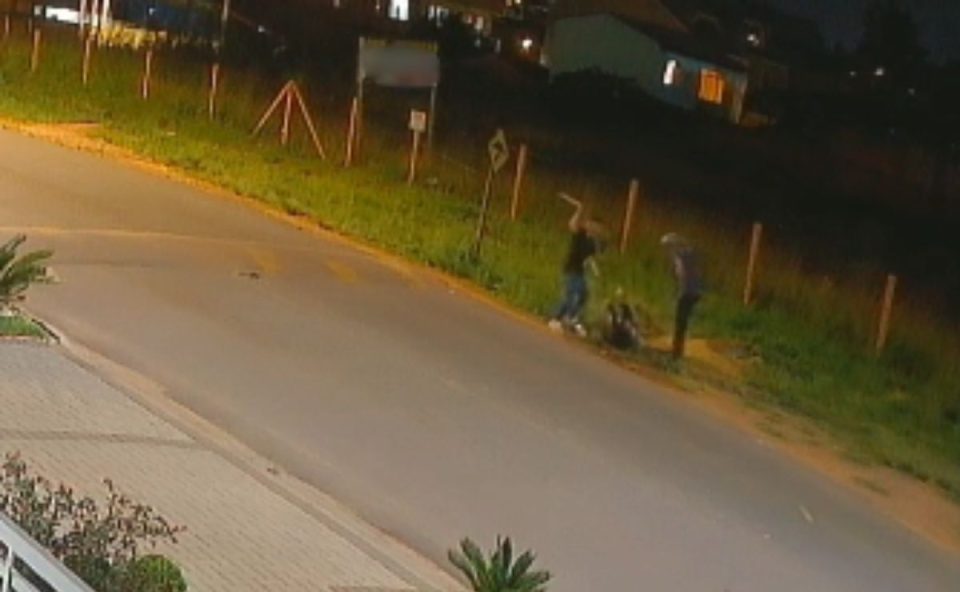 foto do momento em que o homem é agredido com facão em fazenda rio grande