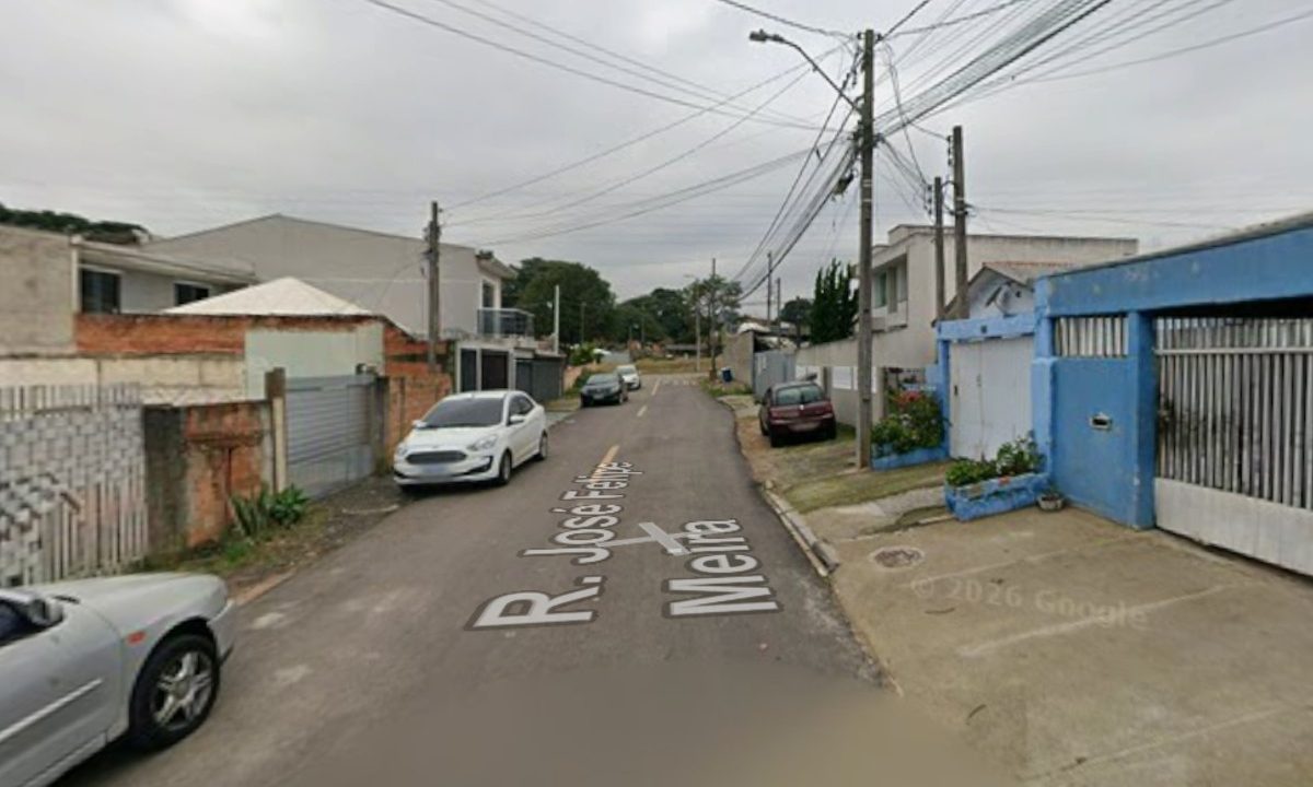 Imagem do Google Maps mostra a Rua José Felipe Meira, na CIC, onde homem sob efeito de drogas e armado com faca avançou contra policiais e foi morto a tiros