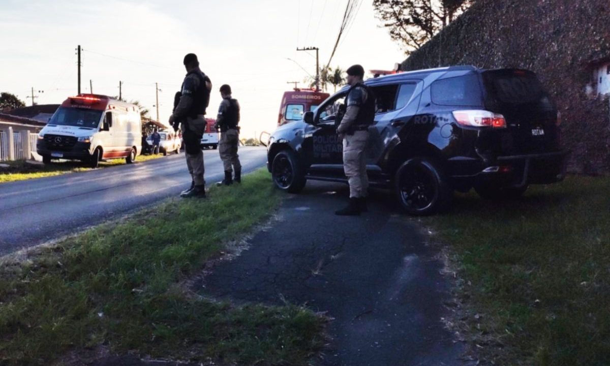 Viaturas da polícia e equipes de socorro atendem ocorrência de mulher baleada em Quatro Barras
