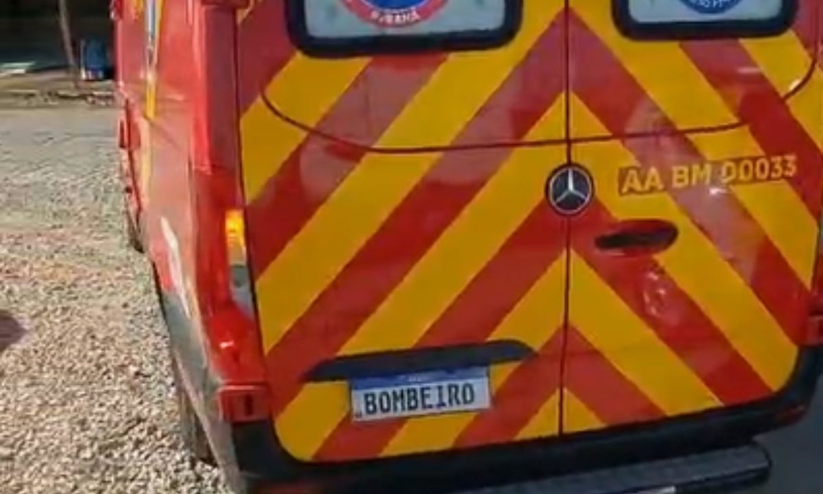 Ambulância do Siate durante atendimento de ocorrência em São José dos Pinhais.