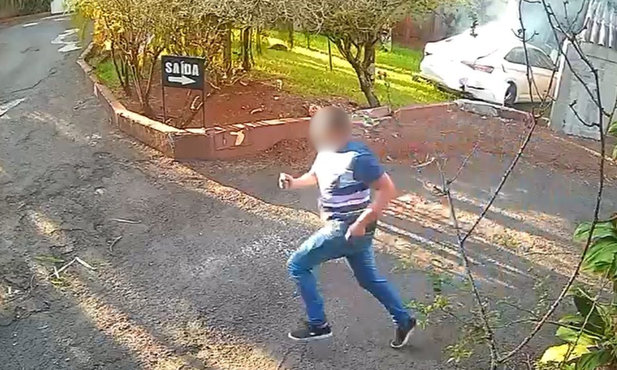 Homem fugindo após bater o carro em motel.