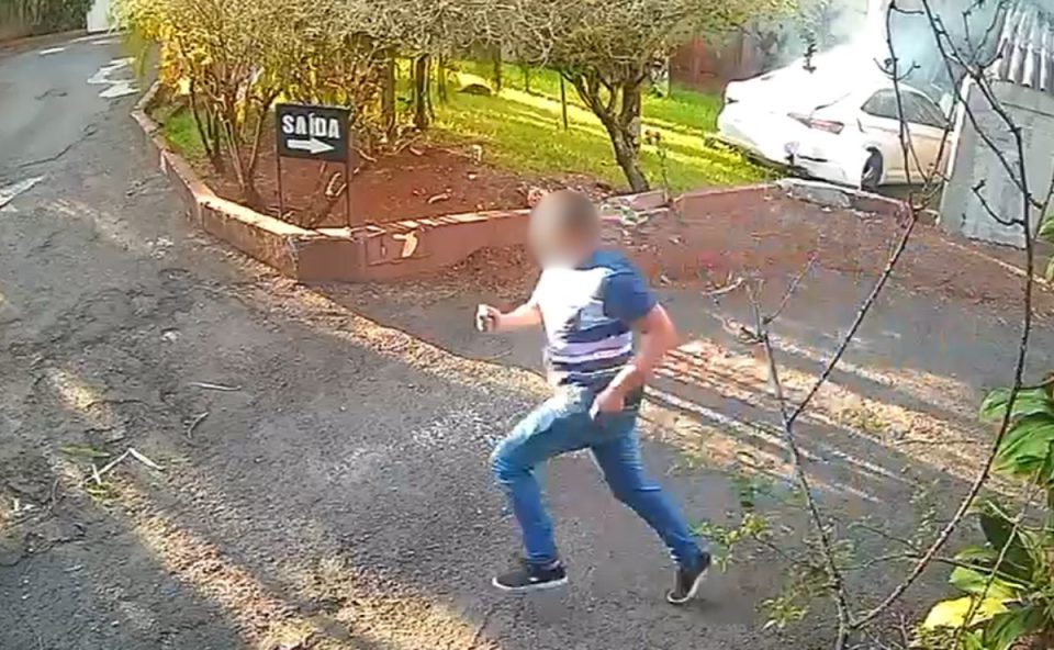 Homem fugindo após bater o carro em motel.