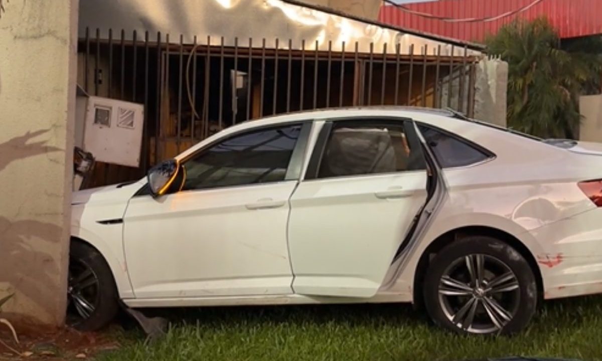 Carro batido em motel.