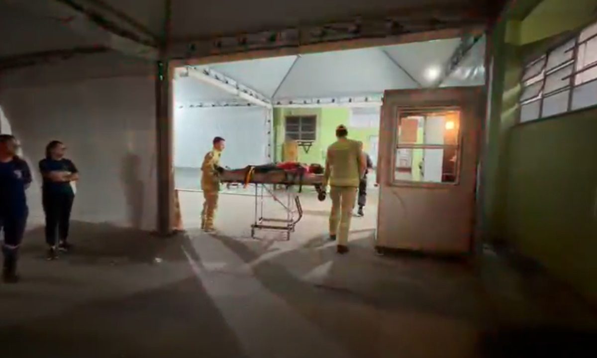 Foto de homem que foi esfaqueado em praça de Campo Largo chegando em Hospital do Trabalhador em Curitiba