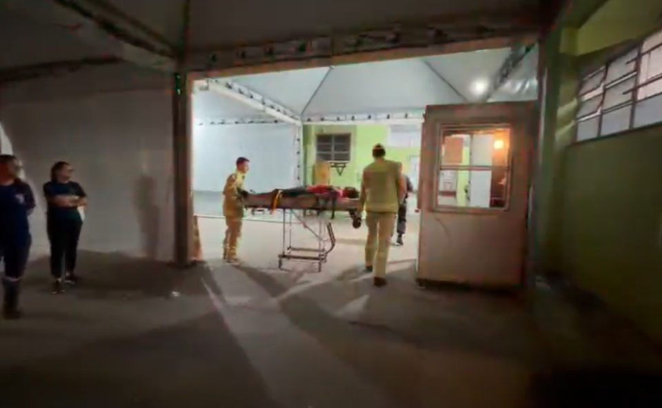 Foto de homem que foi esfaqueado em praça de Campo Largo chegando em Hospital do Trabalhador em Curitiba