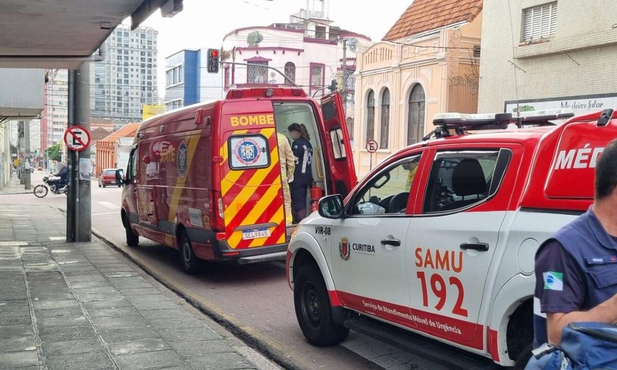Ambulâncias do Corpo de Bombeiros e do Samu em atendimento depois de homem ser agredido e esfaqueado no rosto na região do Largo da Ordem, em Curitiba, neste sábado (14).