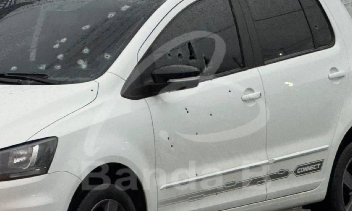 Foto mostra carro atingido pelos tiros
