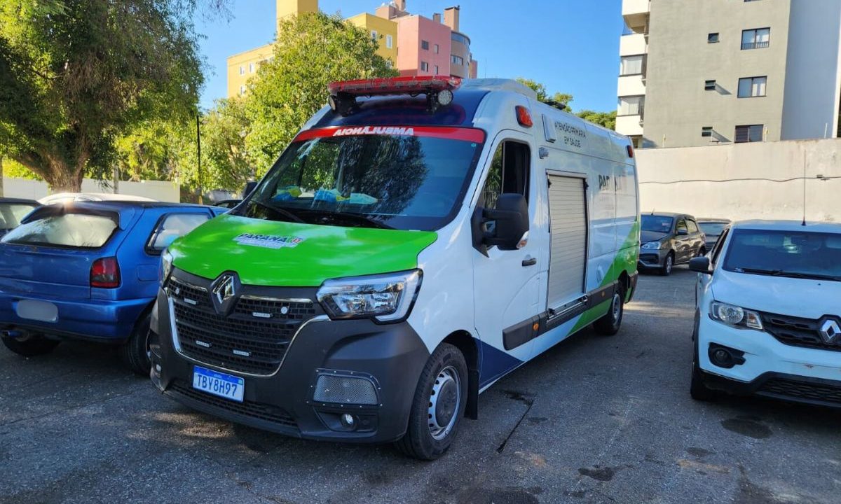 foto da ambulância estacionada que o homem furtou em curitiba