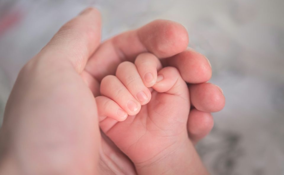 Foto ilustativa de mão de bebê em alusão à criança que foi levada pelo pai após ele invadir casa e agredir ex