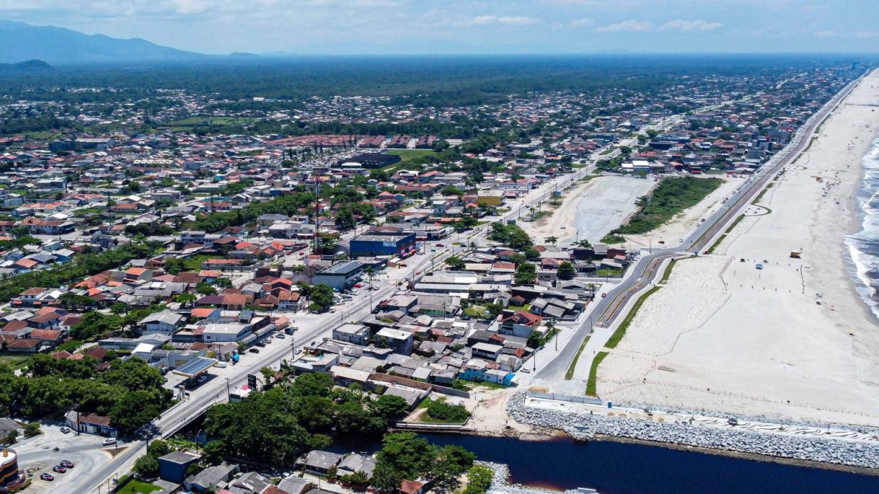 Vista aérea da cidade de Matinhos, no litoral do Paraná, com a orla e áreas urbanas da cidade. Crime aconteceu na cidade em 2017