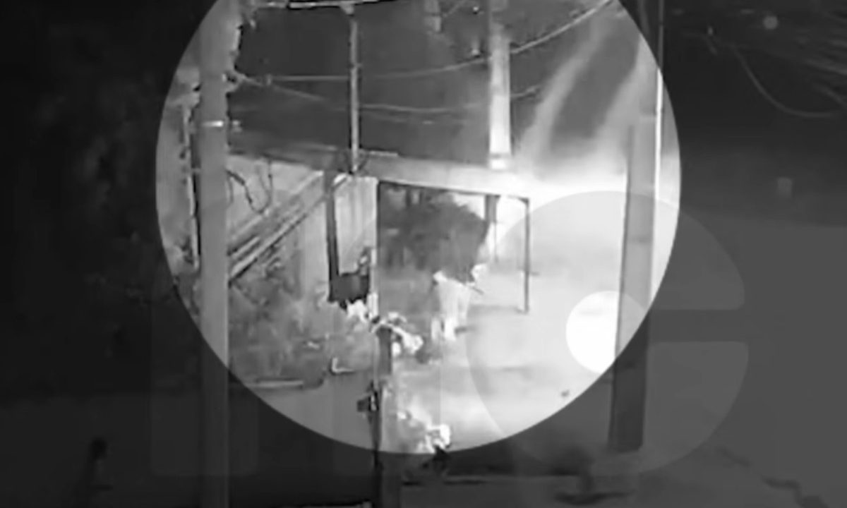 Momento em que homem está entrando em residência para matar Sidney