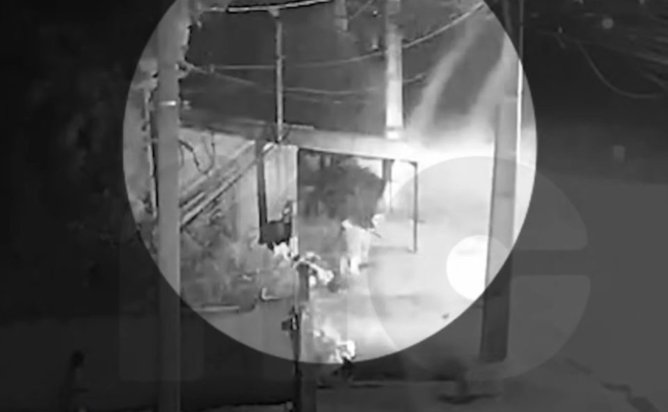 Momento em que homem está entrando em residência para matar Sidney