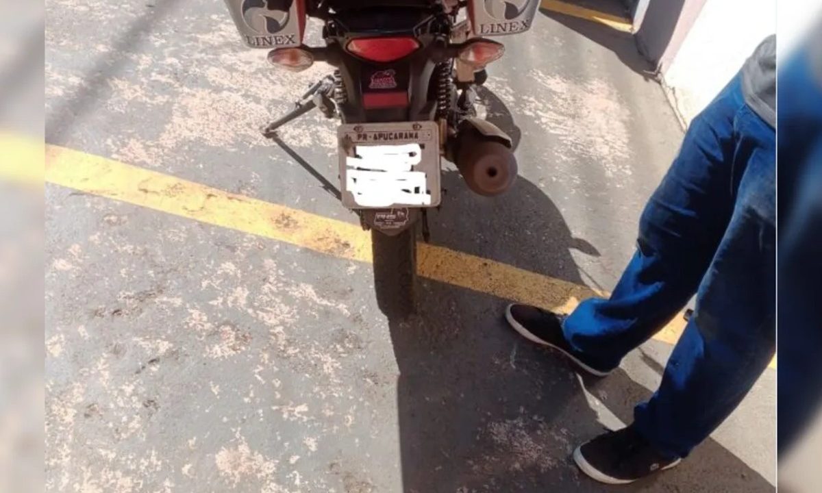 Motocicleta Honda CG 160 Fan vermelha que foi alvo de tentativa de furto minutos após suspeito deixar a cadeia, em Apucarana.