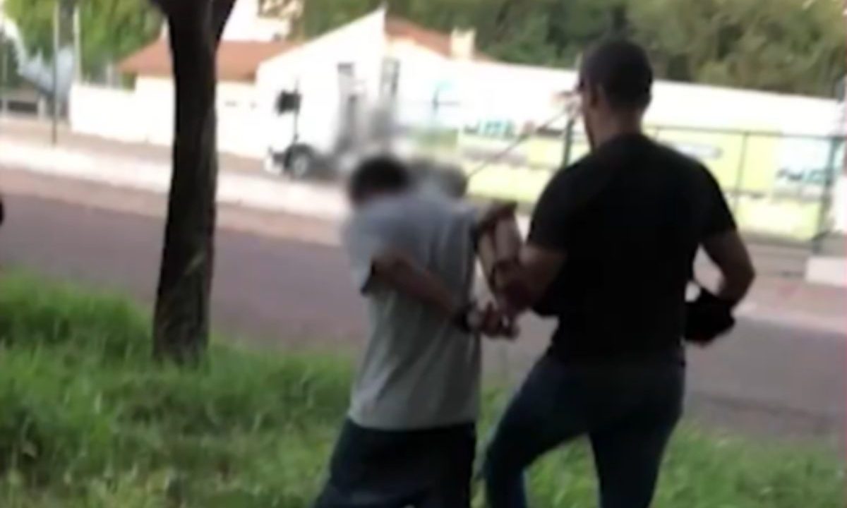 Homem sendo preso por suspeita de cárcere privado contra adolescente em Cascavel.