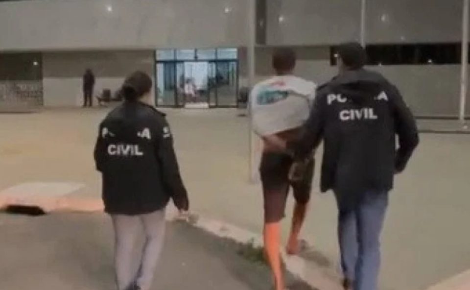 Foto mostra homem que ofereceu R$ 300 para comprar virgindade de adolescente sendo preso por dois policiais civis