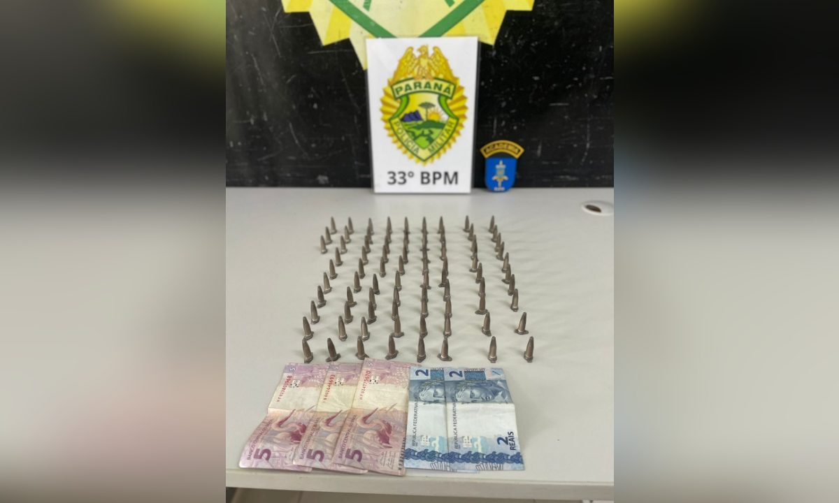 Drogas e dinheiro foram apreendidas com suspeito abordado na Rua Pedro Ivo. Homem recebia as drogas por aplicativo