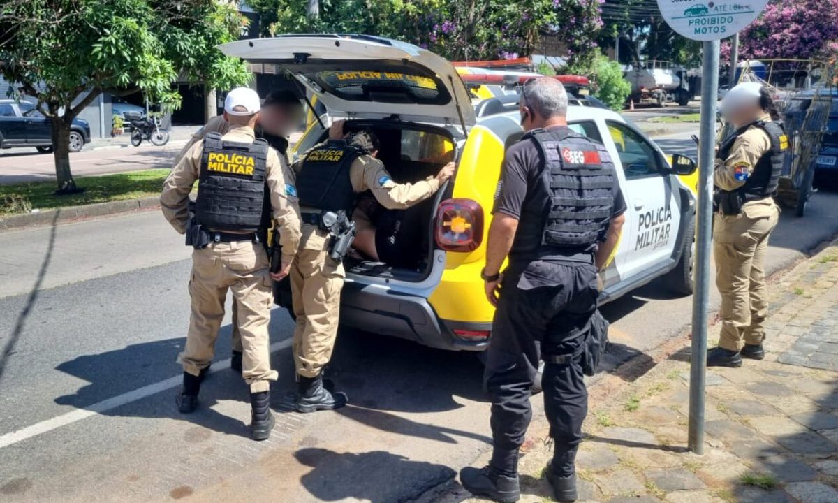 Homem sendo preso em Curitiba.