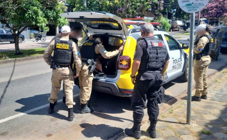 Homem sendo preso em Curitiba.