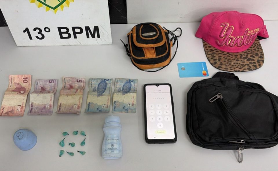Foto de objetos apreendidos durante prisão de homem no Pinheirinho