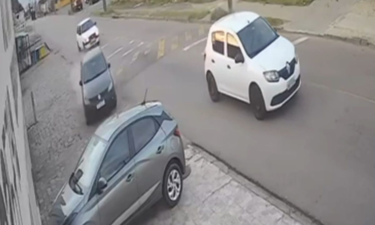 Carro roubado colide contra veículo estacionado durante fuga em Curitiba