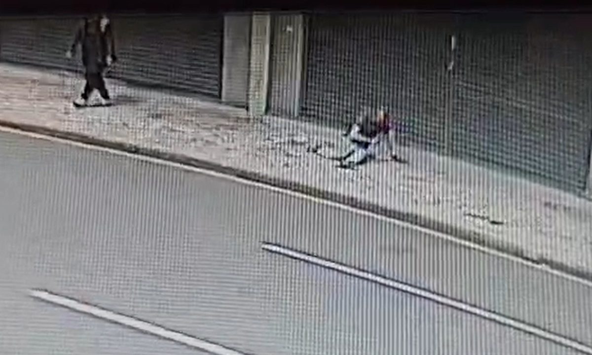 Imagem de câmera de segurança mostra homem se debatendo no chão enquanto tenta apagar fogo no próprio corpo. Homem que teve corpo incendiado morreu no hospital