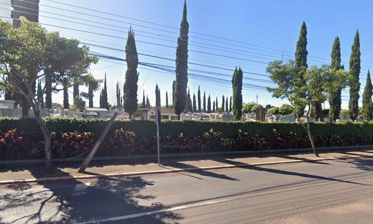 Foto do Google Street View mostra túmulos de cemitério