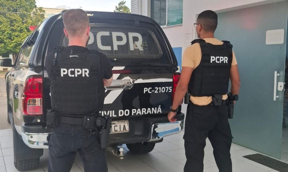 foto de dois policiais civis atrás da viatura para ilustrar a prisão do homem que tentou matar a ex-companheira