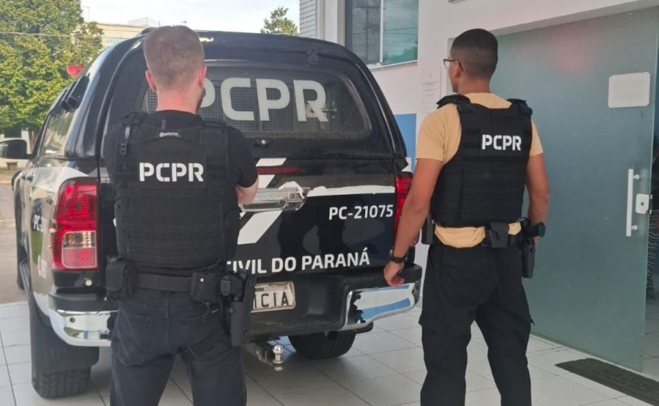 foto de dois policiais civis atrás da viatura para ilustrar a prisão do homem que tentou matar a ex-companheira  