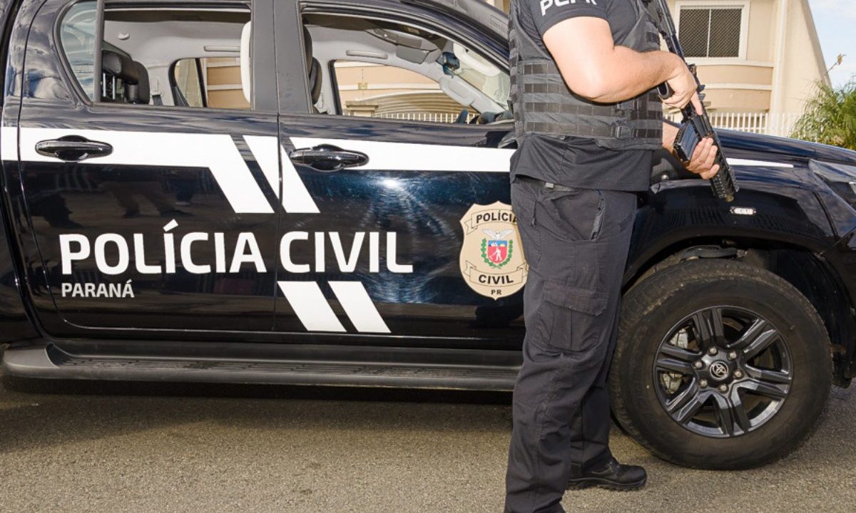 Policial em frente a carro após prender suspeito de tentar matar ex no Paraná