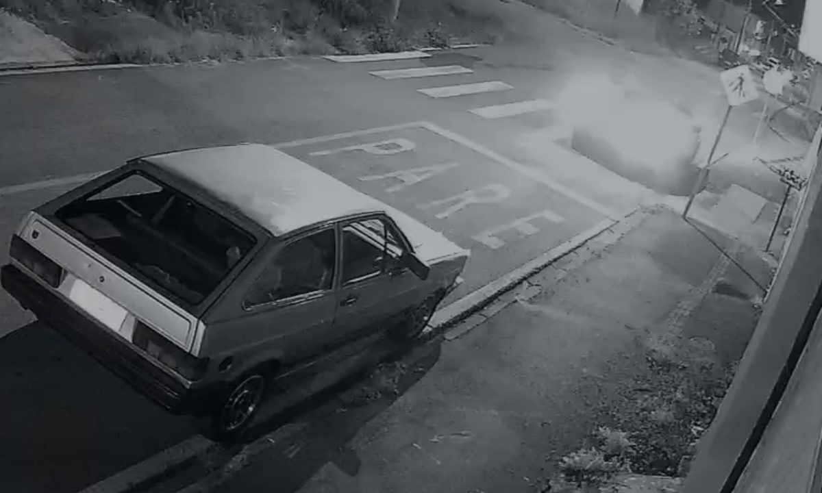 Imagem mostra suspeitos chegando de carro ao local onde jovem foi morto em Piraquara.