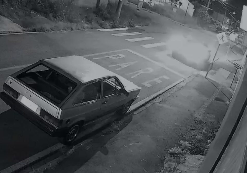 Imagem mostra suspeitos chegando de carro ao local onde jovem foi morto em Piraquara.