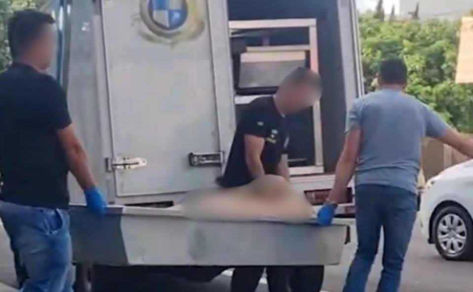 Polícia recolhendo corpo de idosa encontrada morta em apartamento.