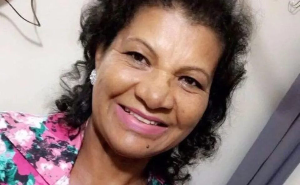 Foto da Idosa que foi encontrada em rio em umuarama em que aparece sorrindo em retrato próximo, usando blusa colorida