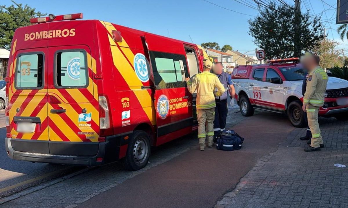 Ambulância do Corpo de Bombeiros e equipe do Siate atendendo ocorrência com idoso ferido em Almirante Tamandaré
