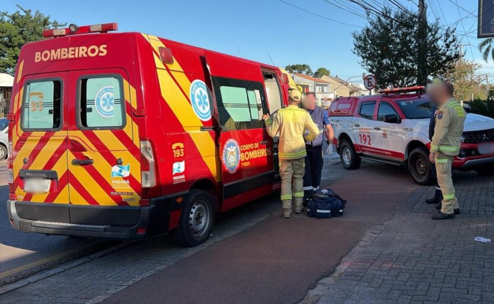 Ambulância do Corpo de Bombeiros e equipe do Siate atendendo ocorrência com idoso ferido em Almirante Tamandaré