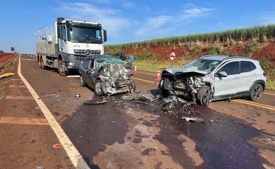 Imagem mostra o acidente em que o idoso morreu e um jovem ficou gravemente ferido na BR-369. Dois carros estão com a parte da frente completamente destruídas. Há óleo na pista. Um caminhão de resgate está atrás de um dos veículos.